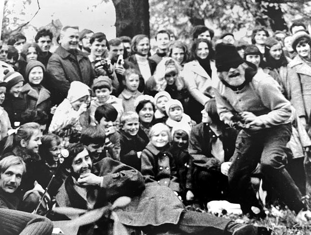Stan Edelson performing in the street in Poland, 1971